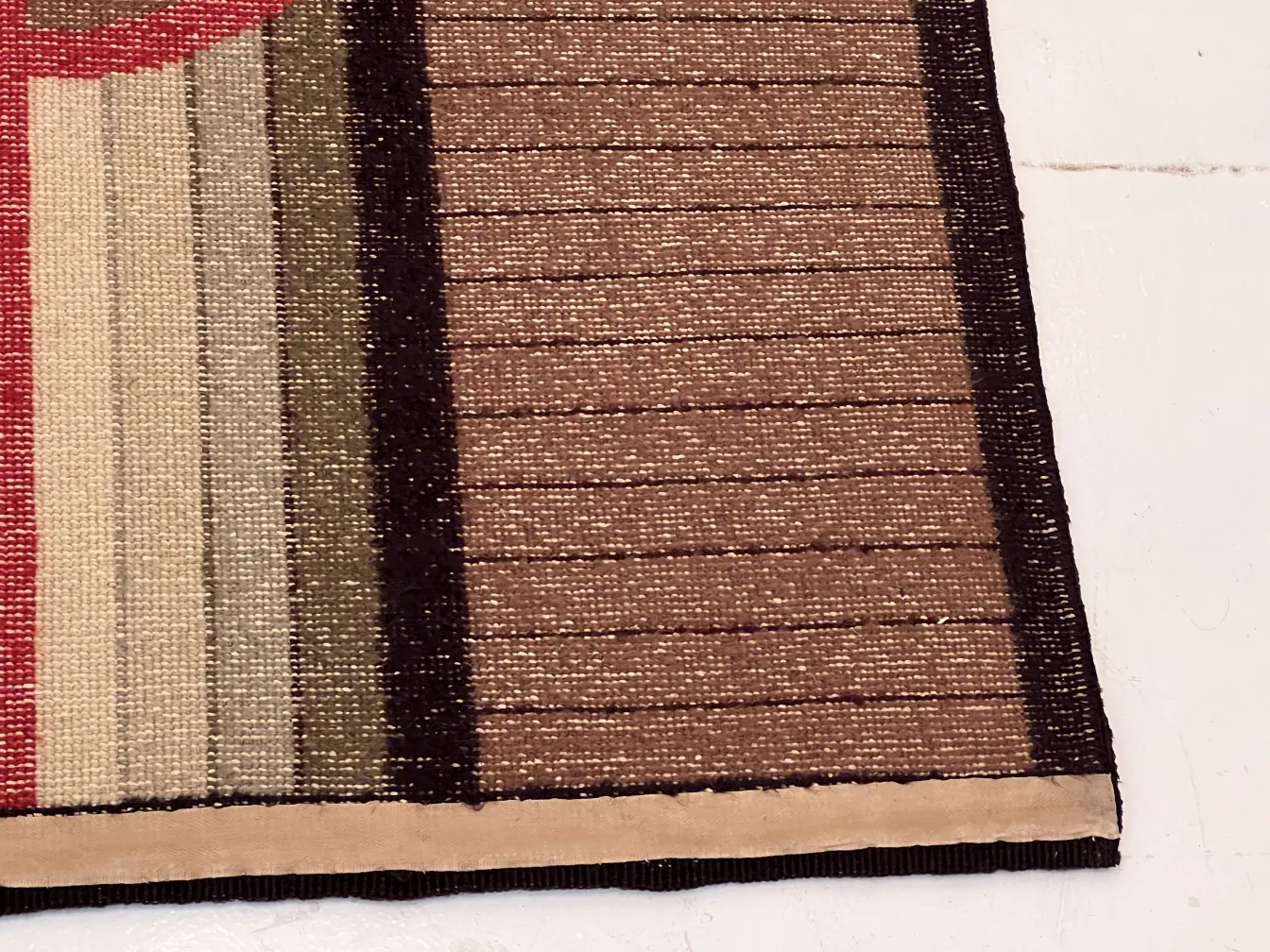 alter Teppich mit rot, beige und braun Farben