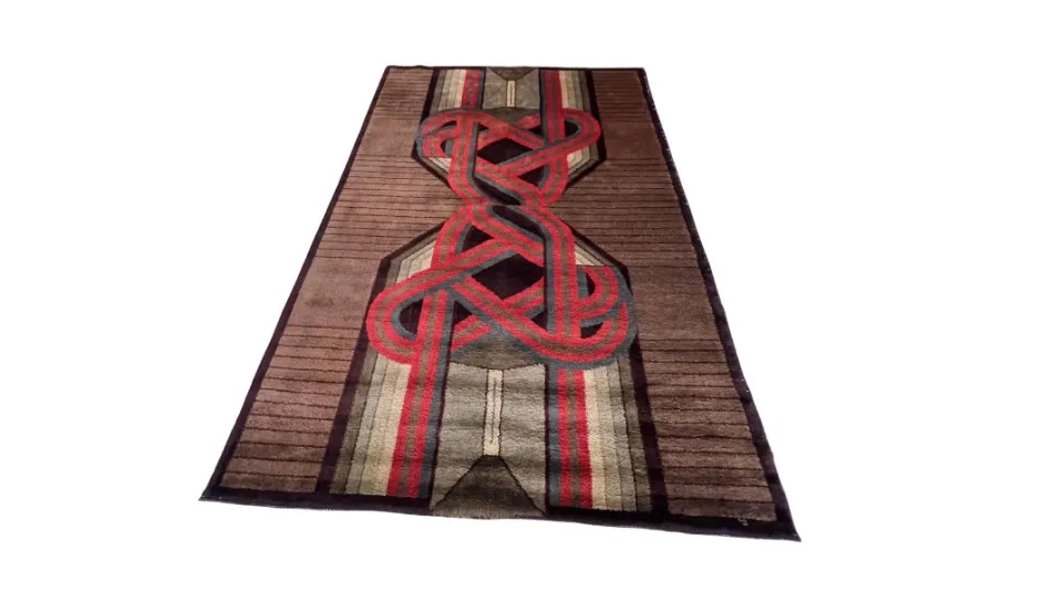 Tapete antigo com padrões geométricos em marrom e vermelho, decorativo.