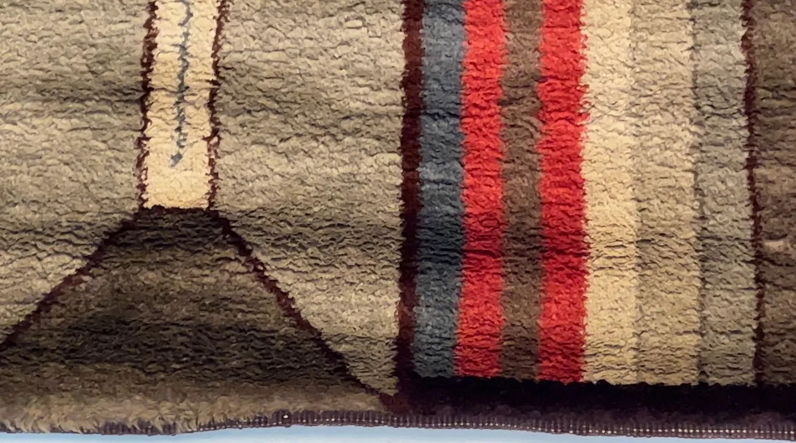 alter teppich mit verschiedenen farben und mustern