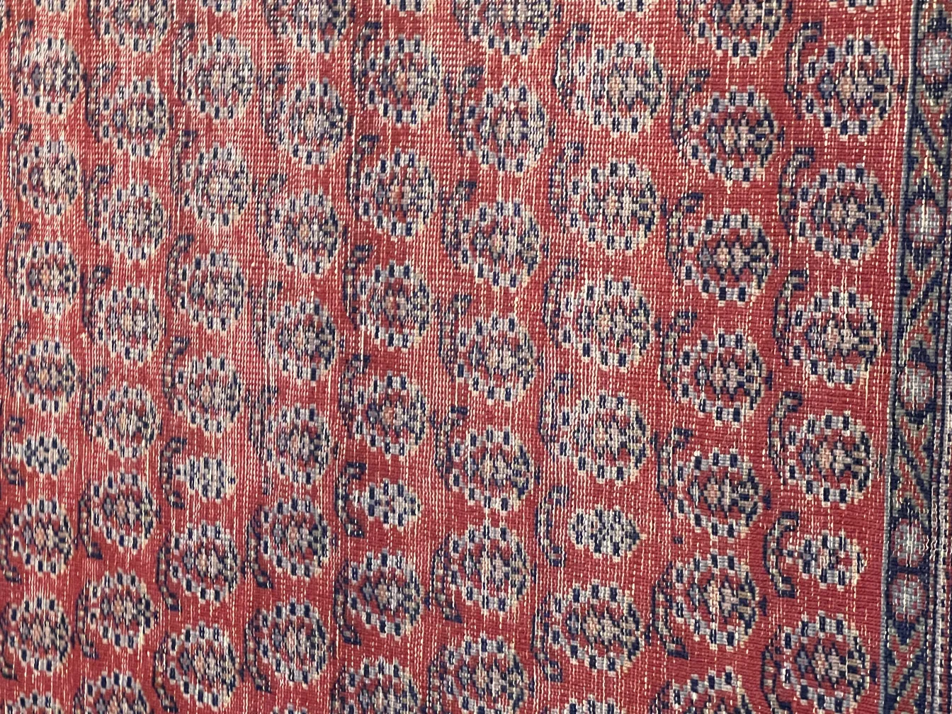 tappeto antico in colori caldi con design floreale, perfetto per decorare qualsiasi ambiente