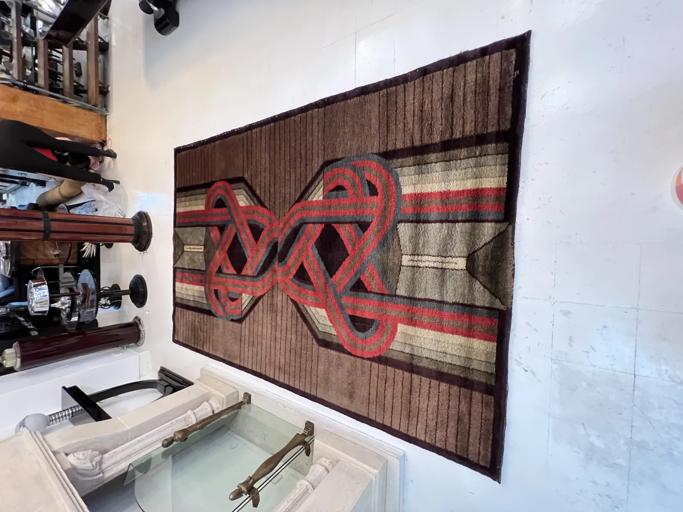 tappeto antico con design geometrici in tonalità di marrone e rosso