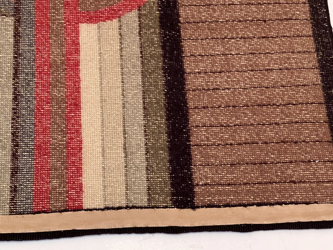 tappeto antico con design geometrici