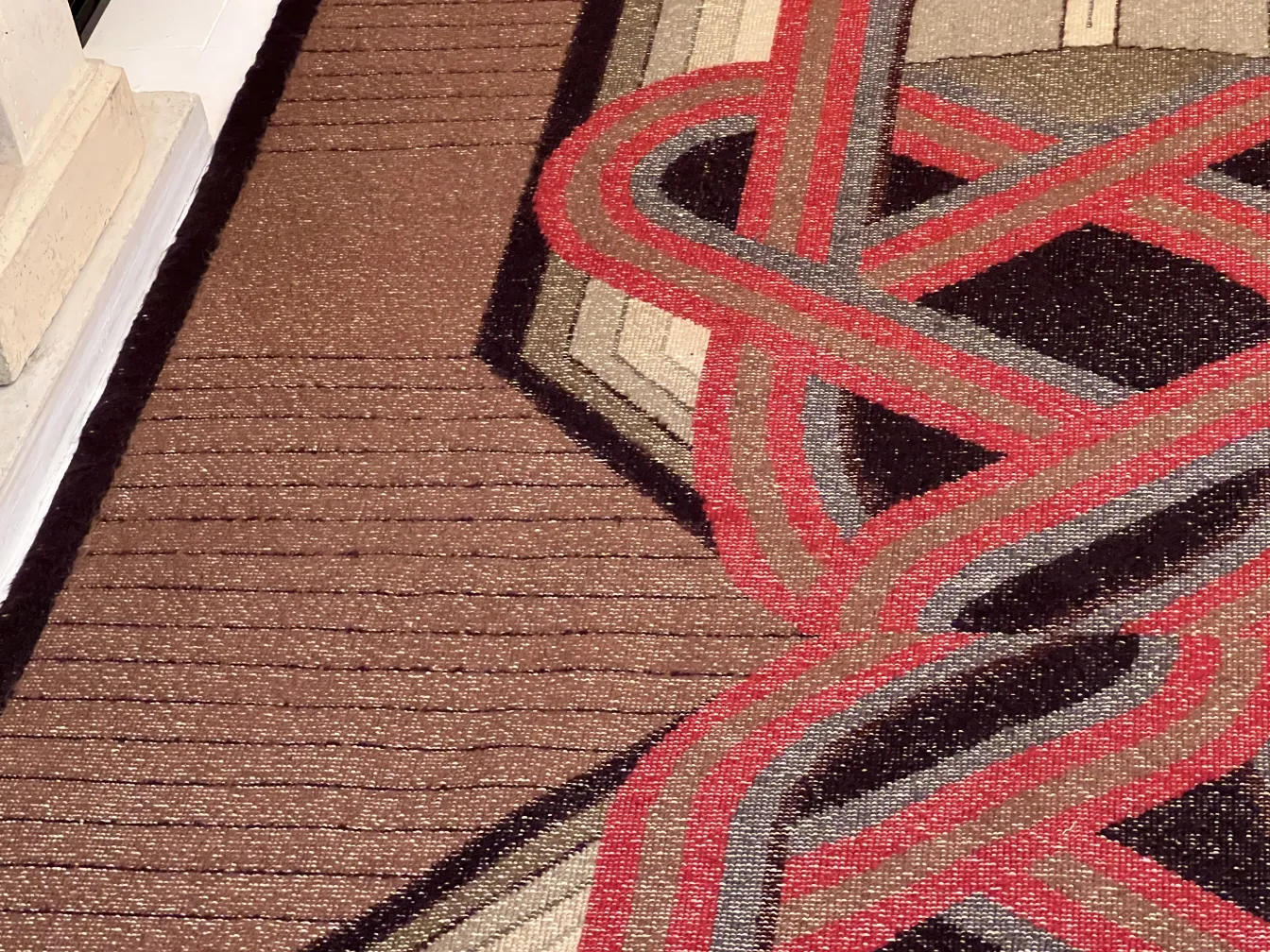 tapis ancien avec un motif marron et rouge