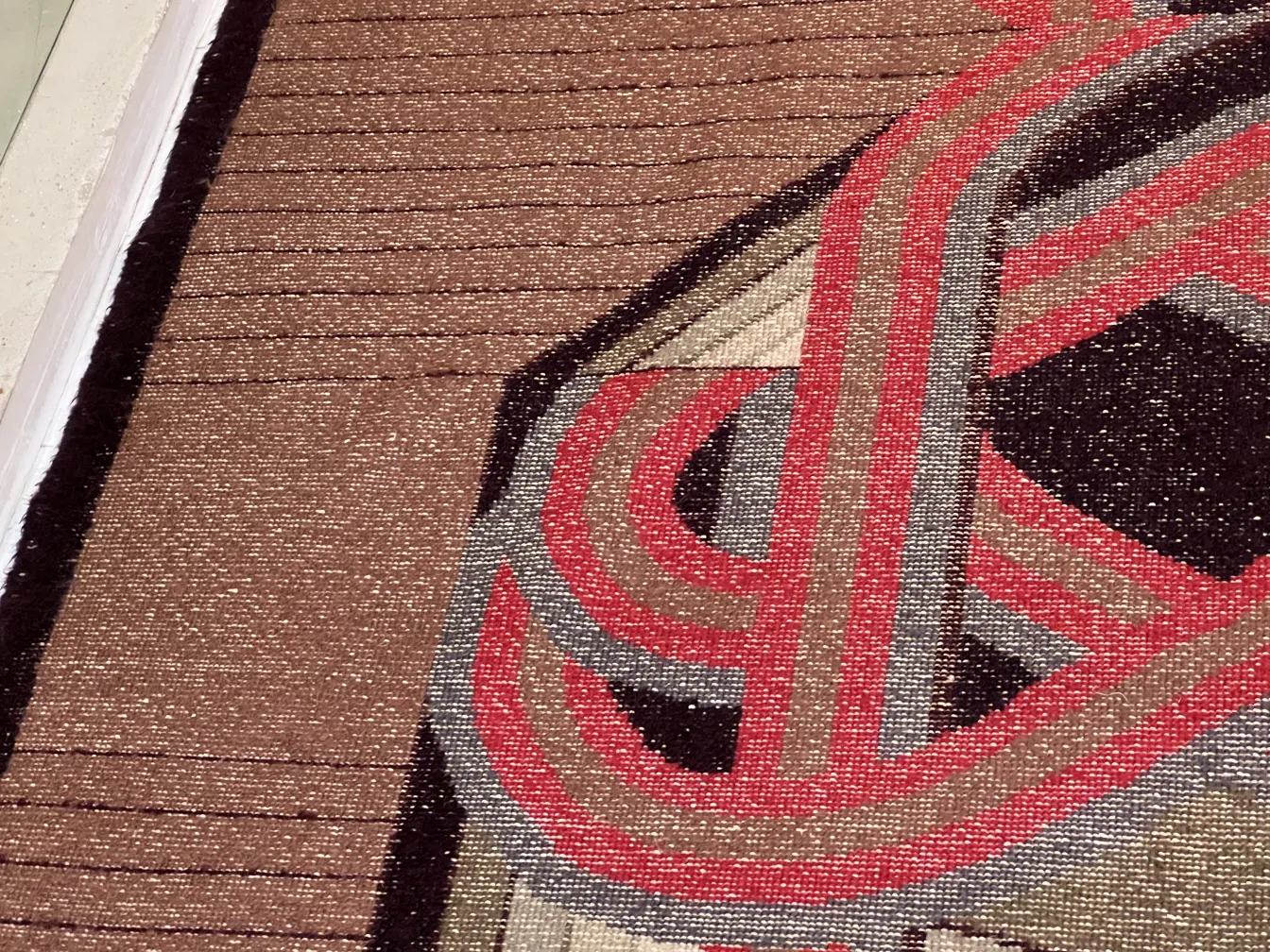 antiker-teppich-mit-geometrischem-design-in-braunen-und-roten-tönen