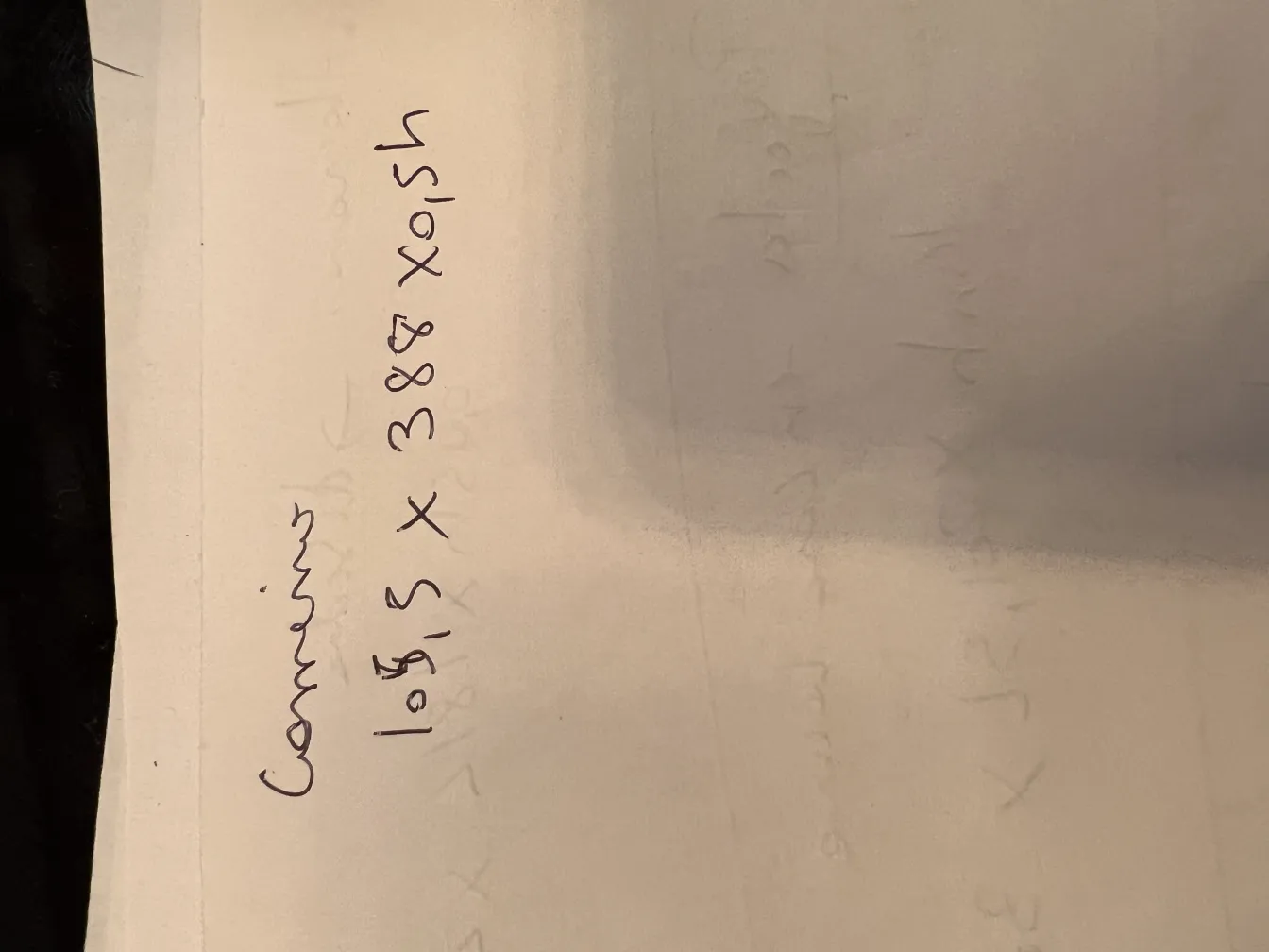 سجاد قديم زخرفي مع تفاصيل أنيقة