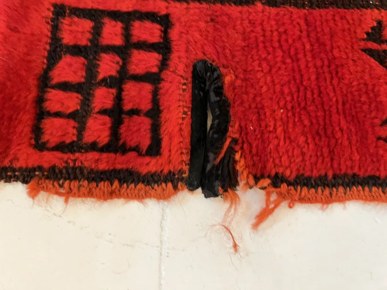 tapete antigo vermelho e preto com padrões