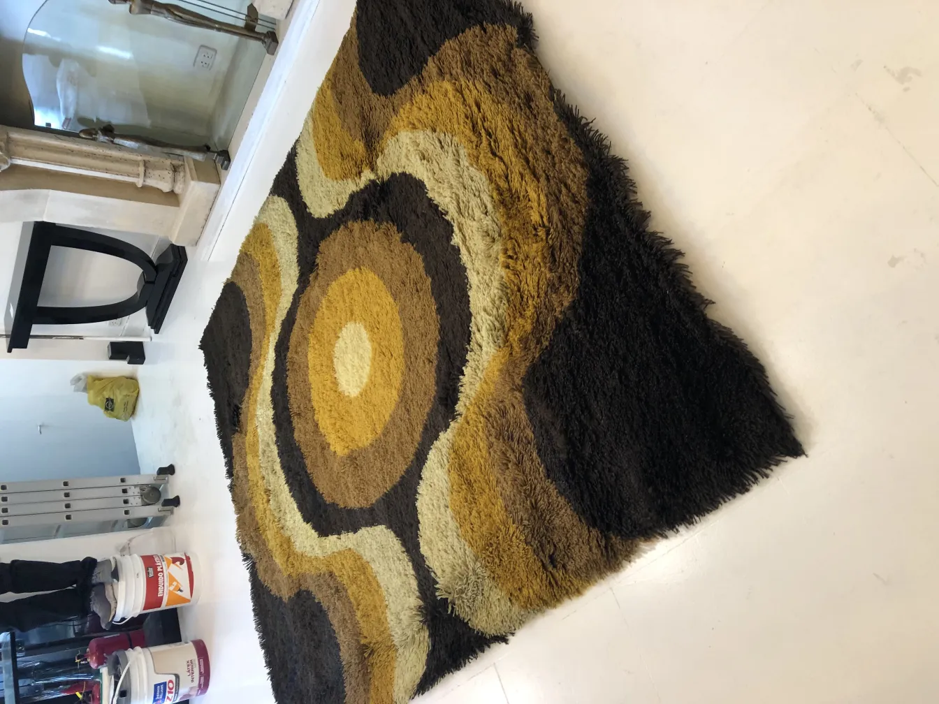 tapete antigo com design abstrato em tons de marrom e amarelo