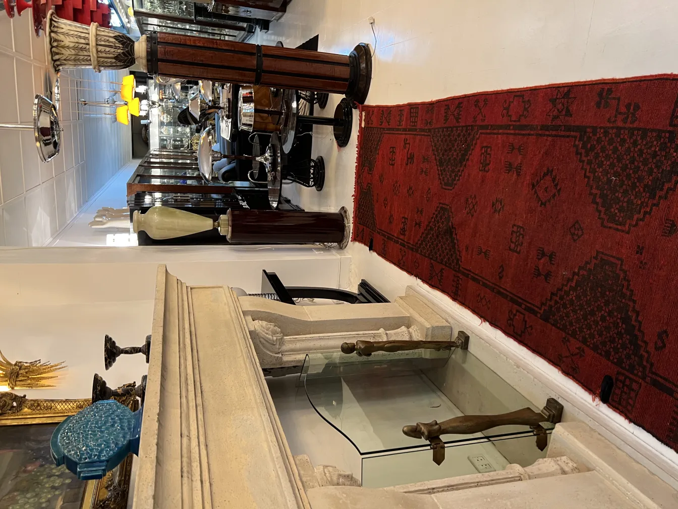 tapis ancien rouge avec motifs et ambiance vintage