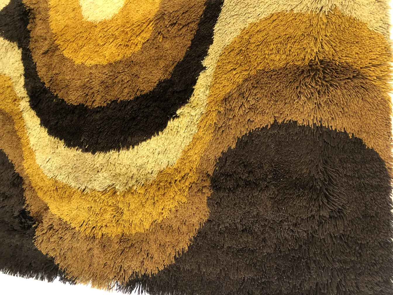 tapis ancien avec des motifs beige et marron, style ondulé