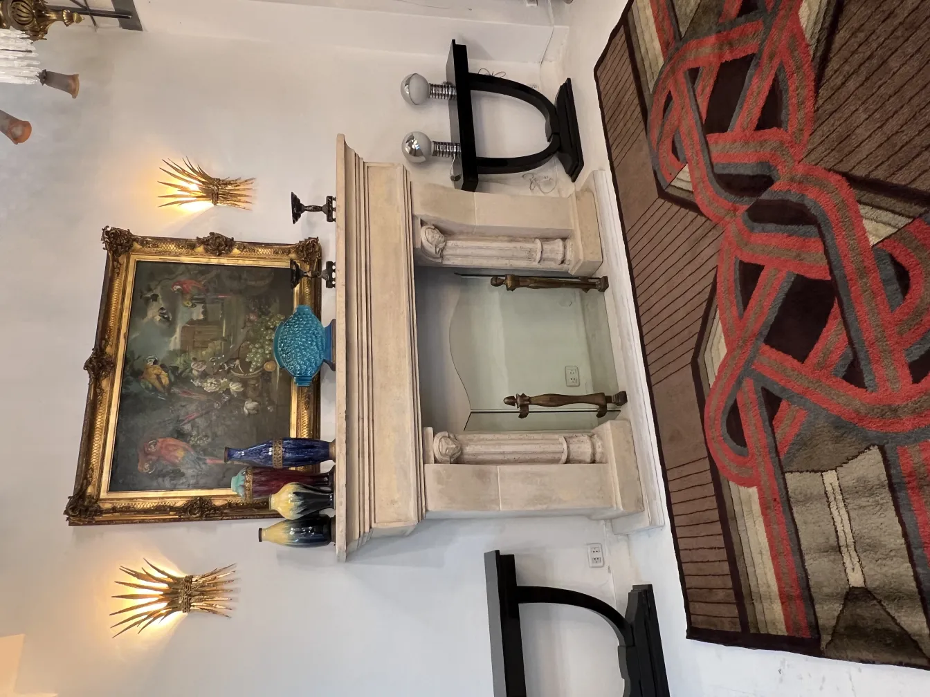 古董地毯，棕色和红色的色调，带有几何图案，营造温馨的氛围。