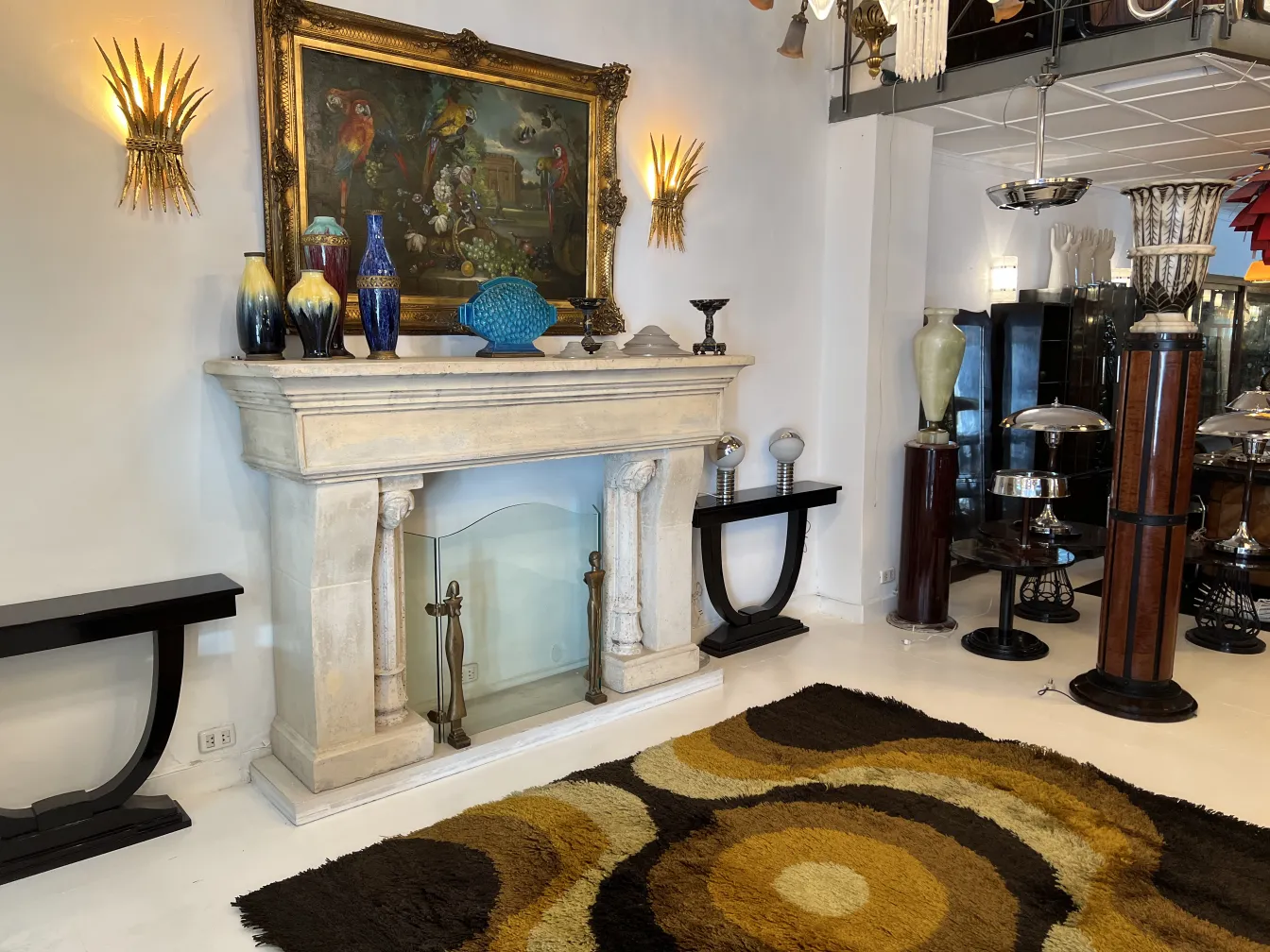 Tapis ancien avec des motifs marron et beige, enrichit une ambiance élégante