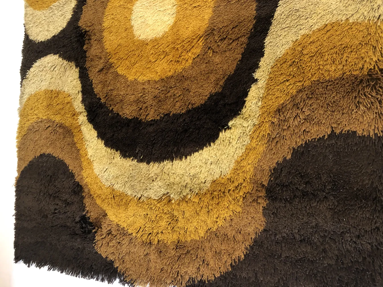 alfombra antigua con diseño en tonos marrones y beige