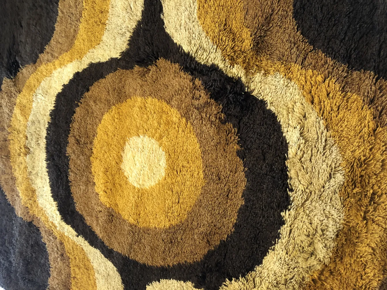 tapis ancien avec des tons riches de marron et doré