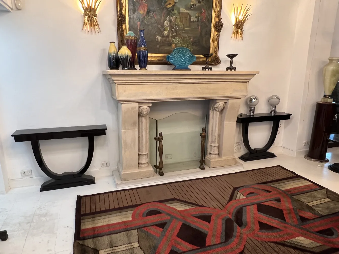 Tapis ancien avec des motifs complexes et des couleurs vibrantes dans un salon.