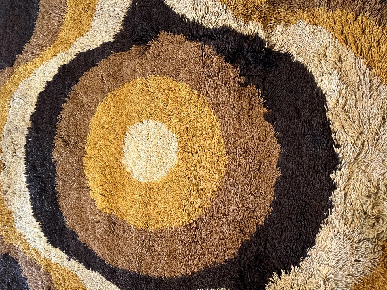 tapete antigo com padrões em tons de marrom e amarelo