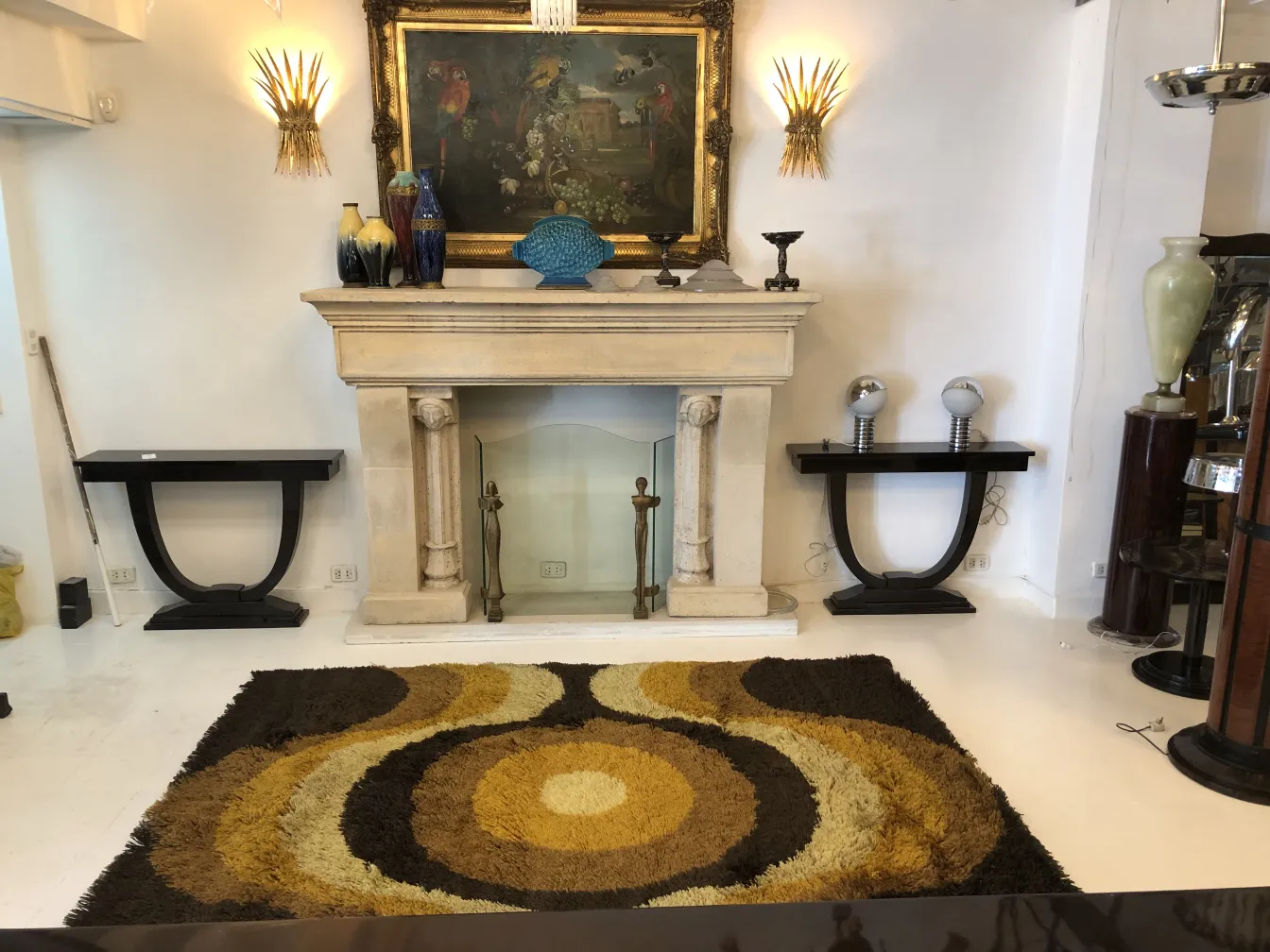 Tapis ancien avec design abstrait comportant des cercles marron et jaune