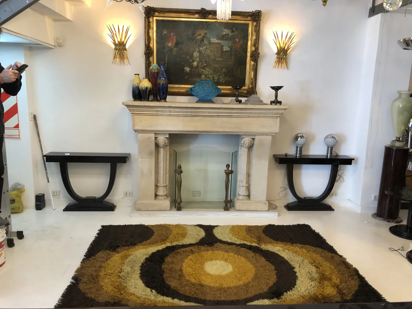 Tapis ancien avec des motifs géométriques en couleurs terre