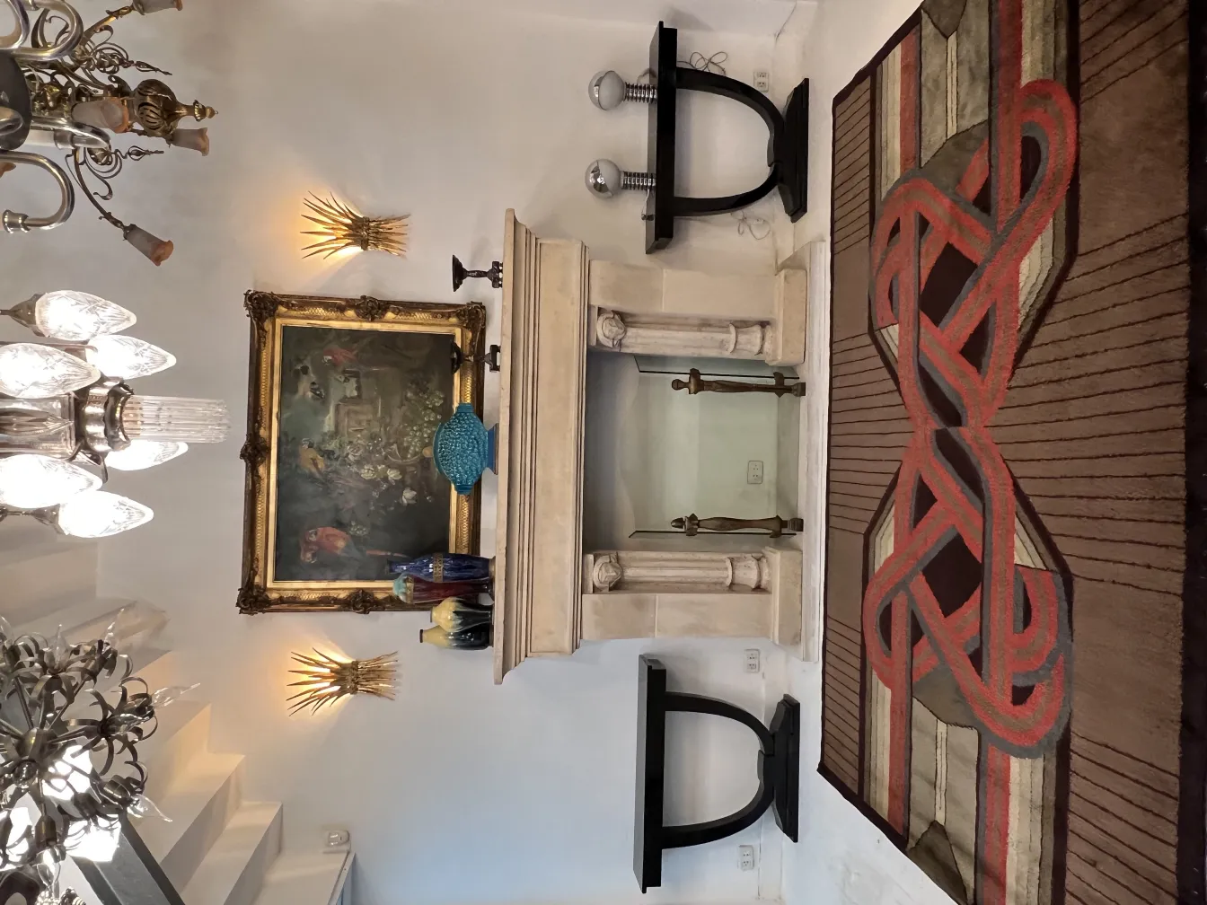 tapete antigo com tons terrosos e design moderno em um ambiente