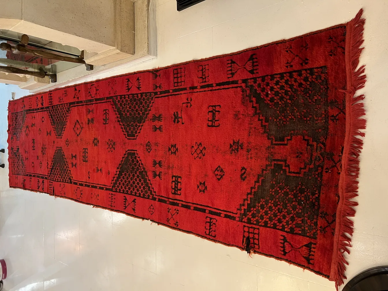 tappeto antico rosso con disegni neri