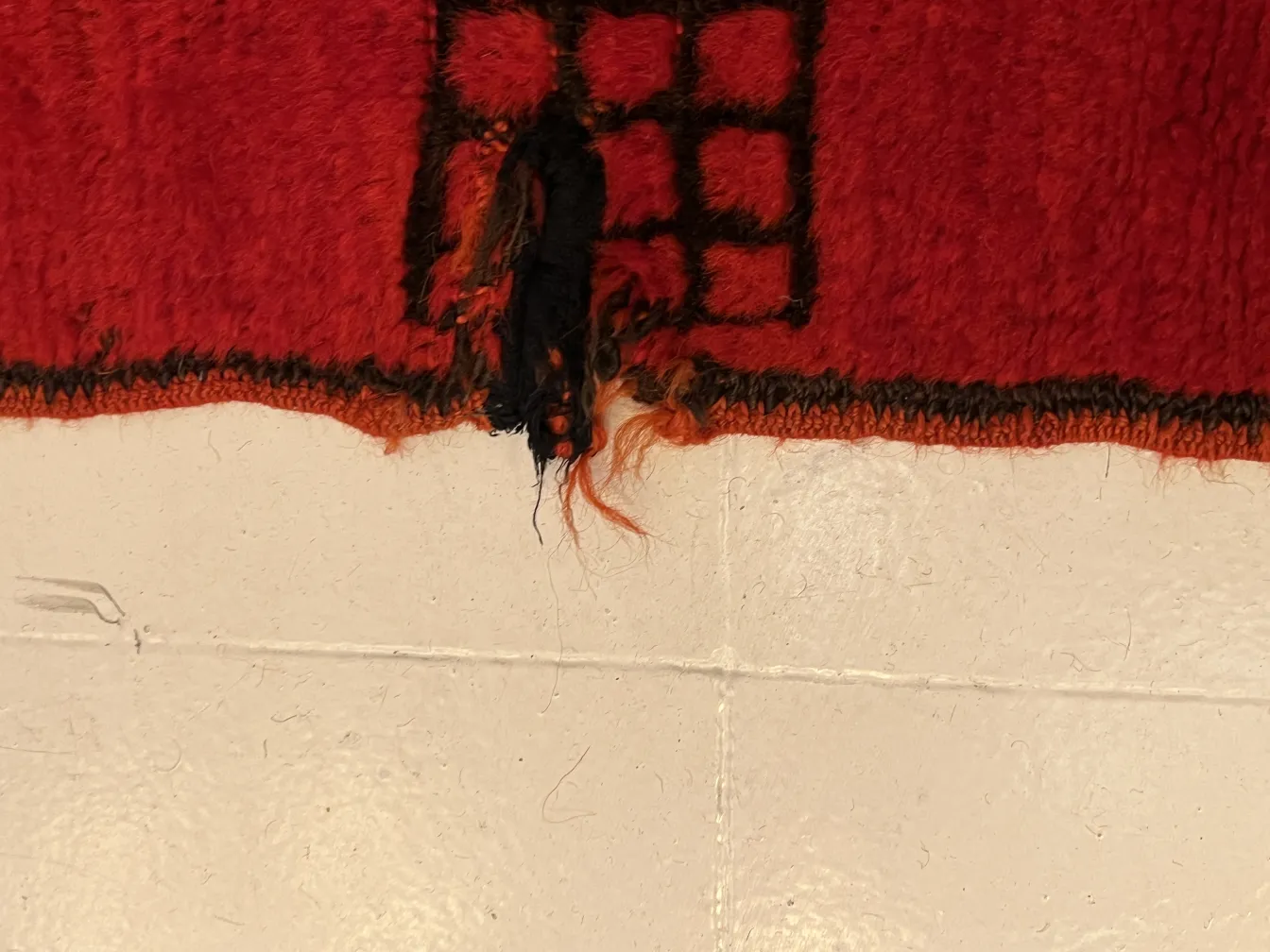 古老的红色地毯边缘有图案