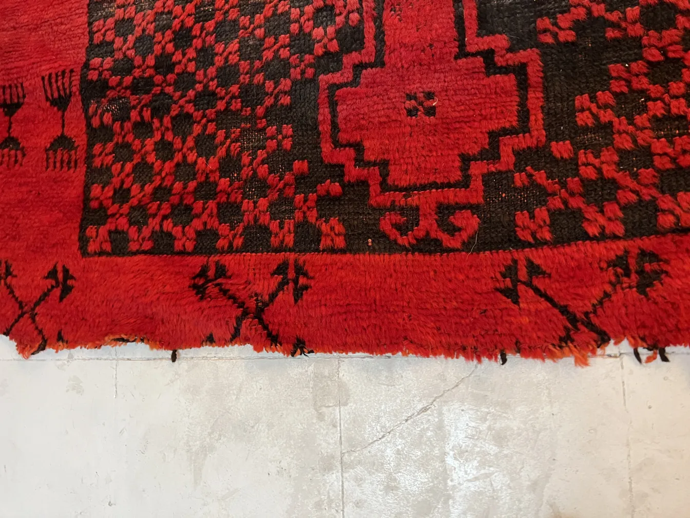 tapete antigo vermelho e preto com padrões