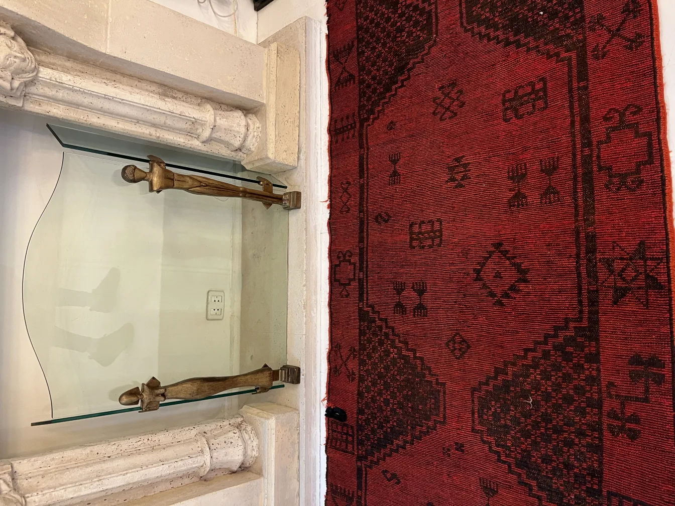 antiker roter Teppich mit geometrischen Mustern in modernem Ambiente