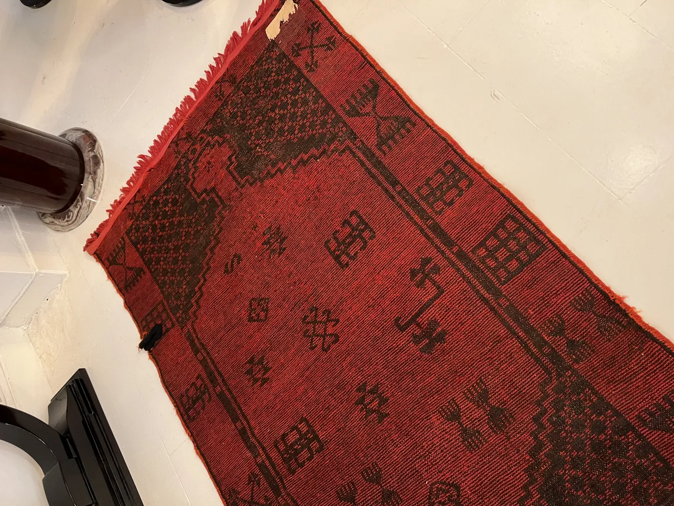 alter roter Teppich mit Mustern in stilvollem Ambiente