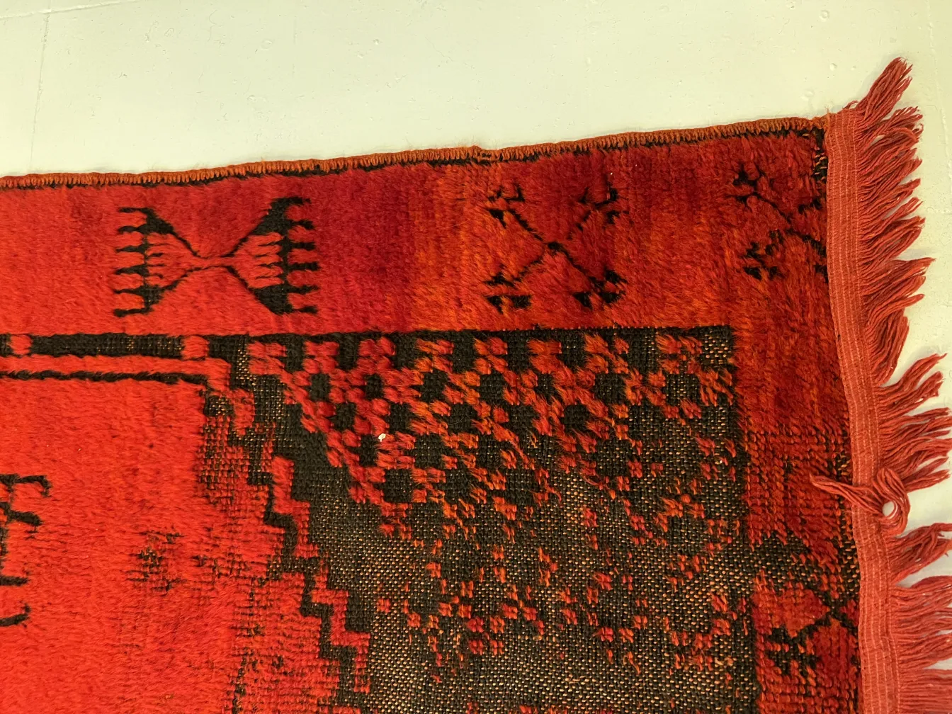 antiker Teppich mit roten und schwarzen Mustern, elegante Dekoration