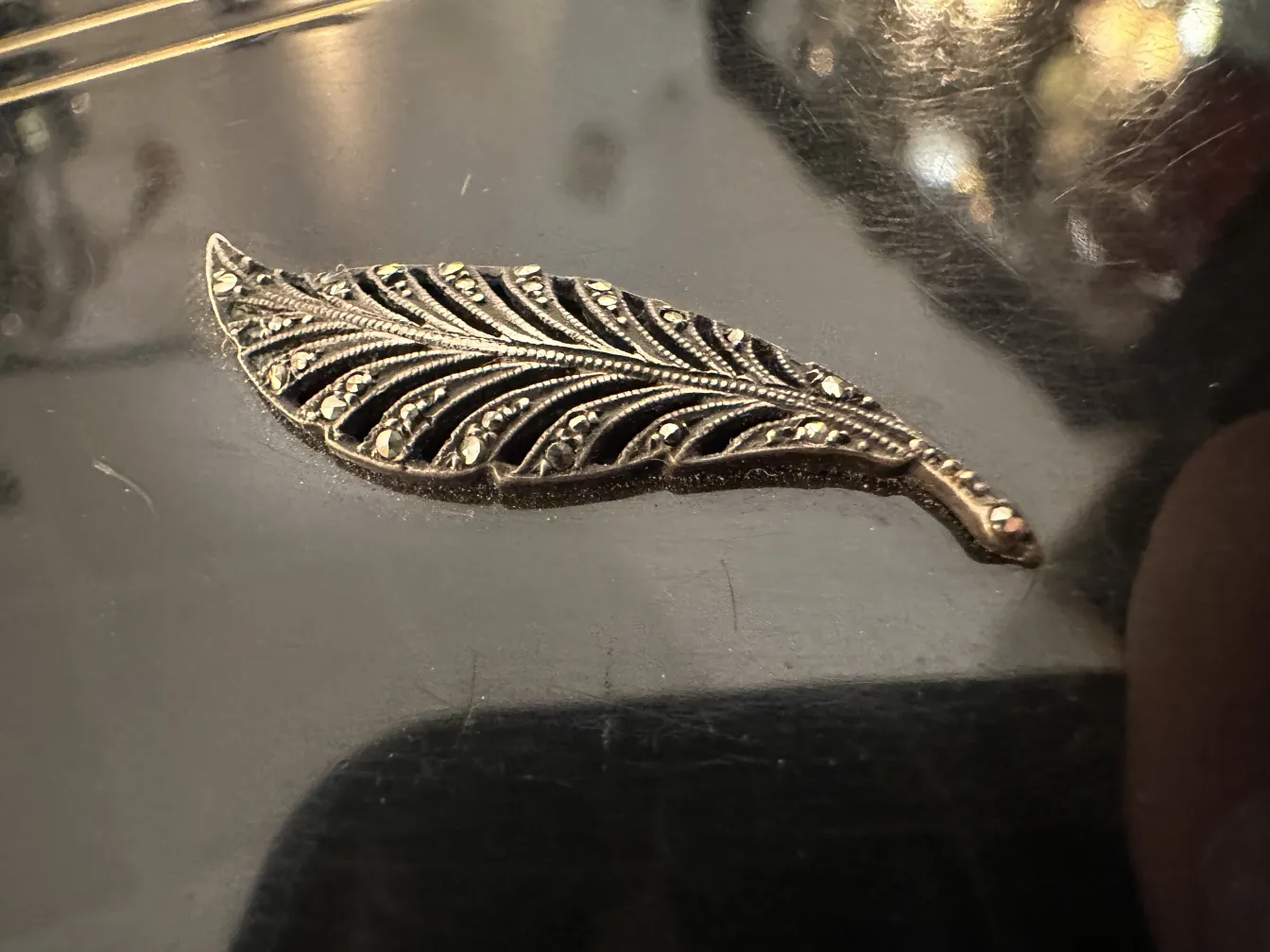 Antiguo bolso Art Deco con diseño de hoja metálica