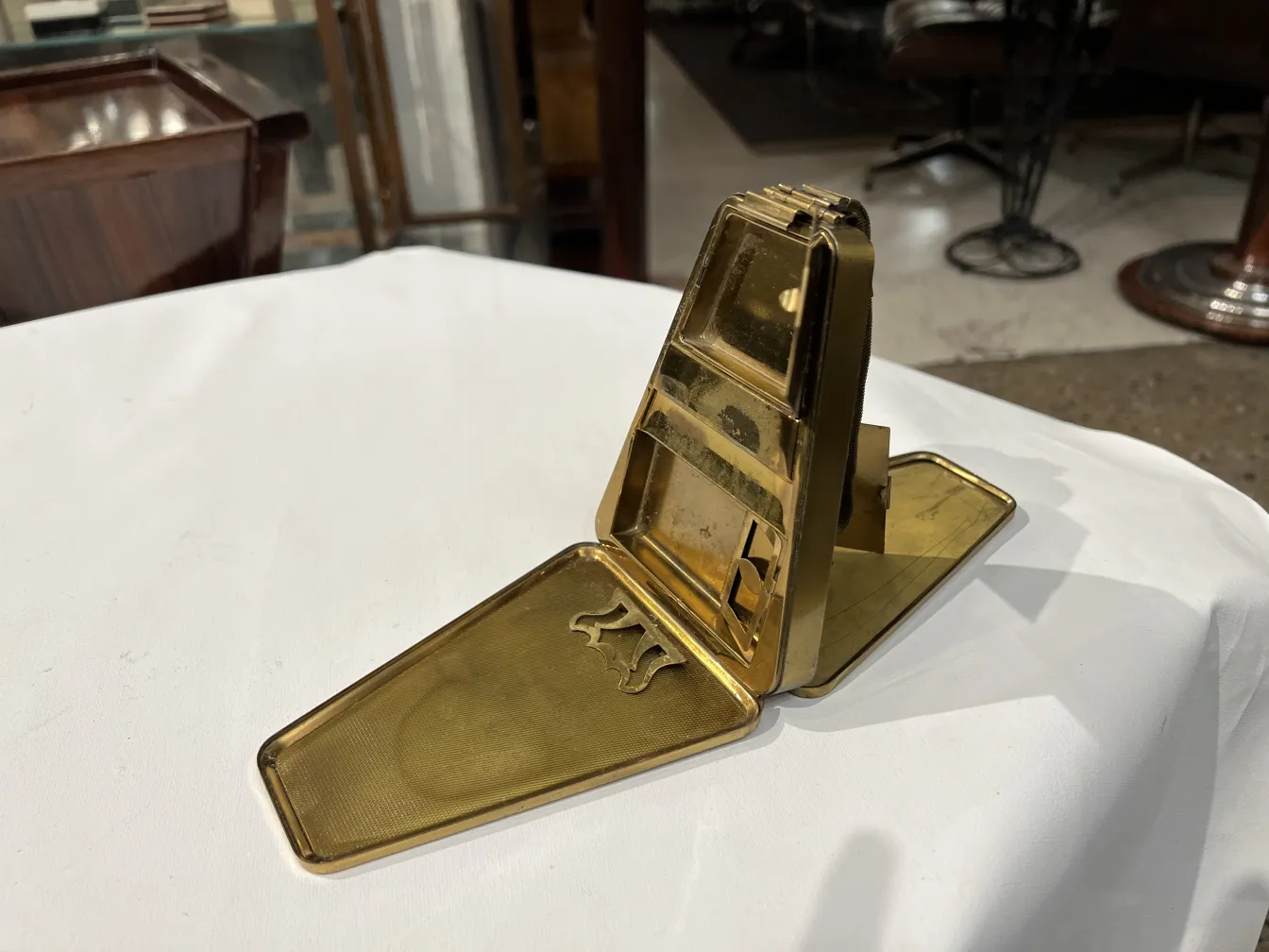 महिलाओं का प्राचीन बैग जिसमें सुनहरा डिज़ाइन है