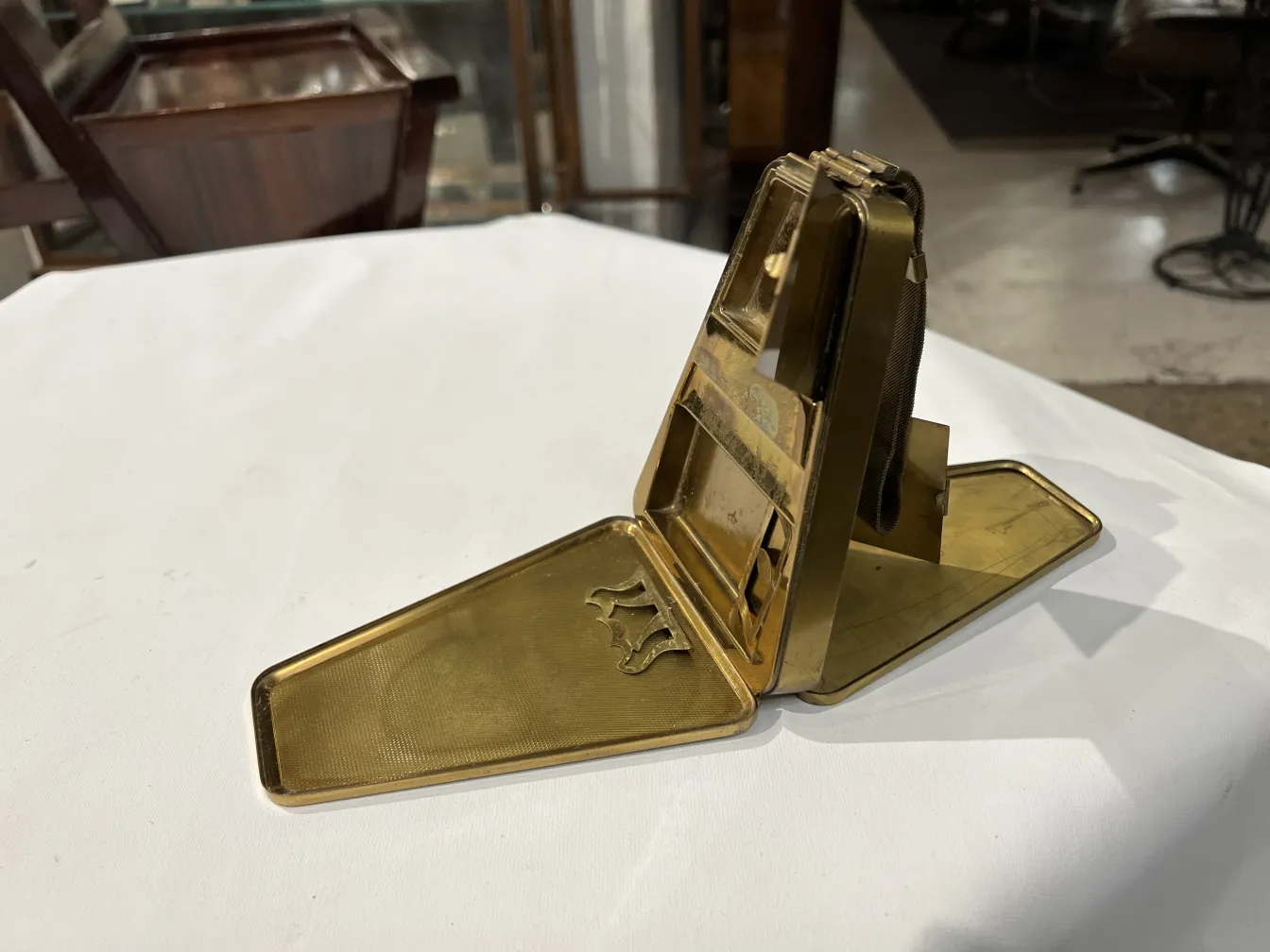 borsa antica in stile art deco di colore dorato e forma triangolare