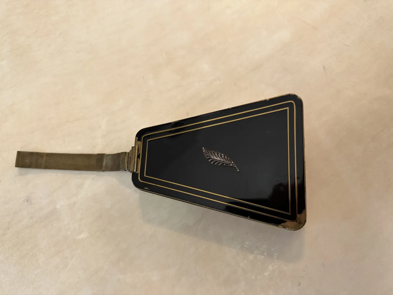 Bolsa antiga em estilo Art Deco com design elegante