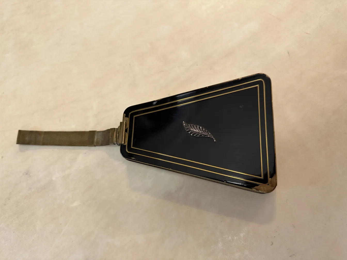 حقيبة قديمة بتصميم فن ديكو بألوان داكنة.