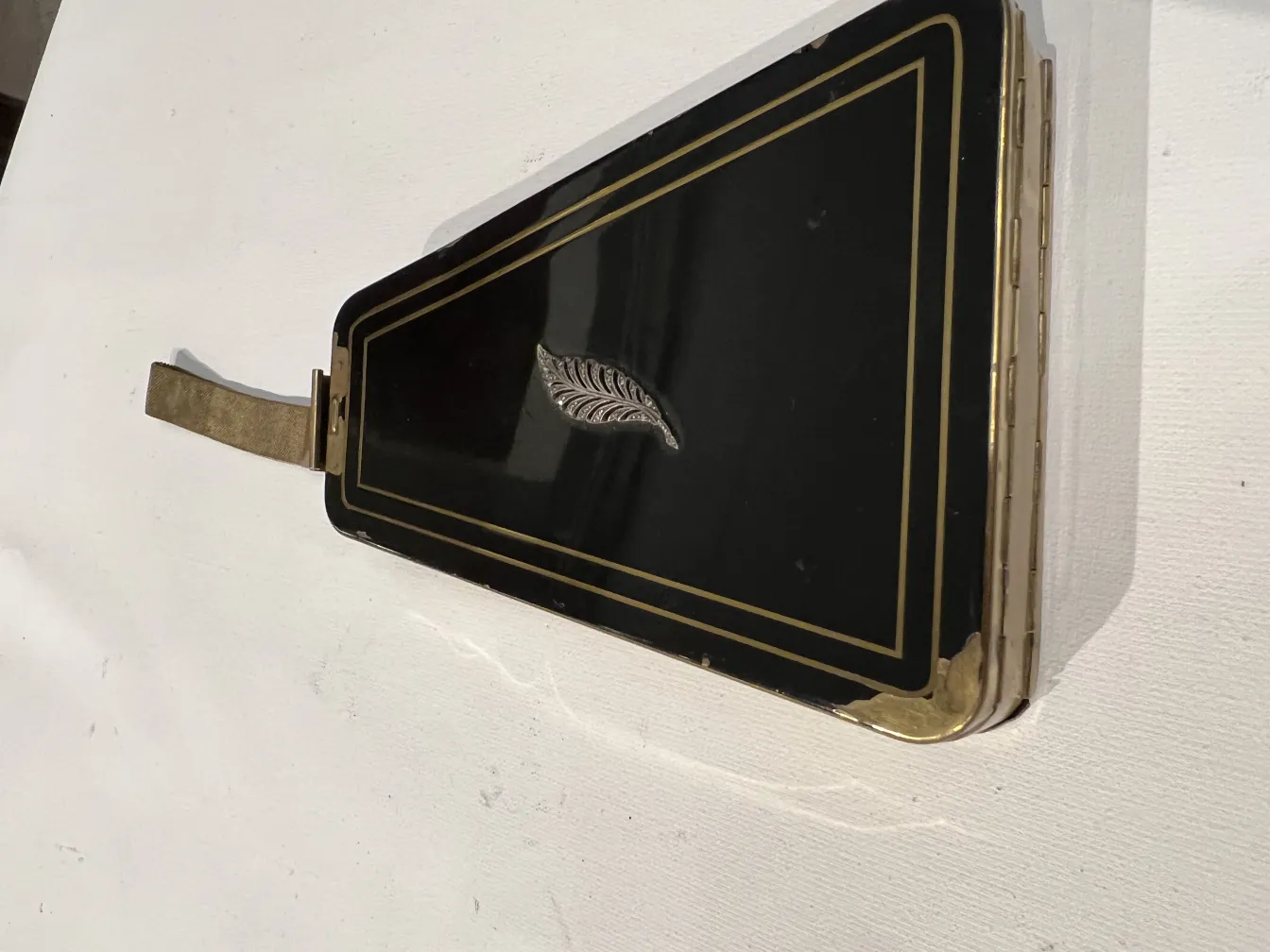 Antike Art Deco Tasche mit schwarz-goldener Gestaltung