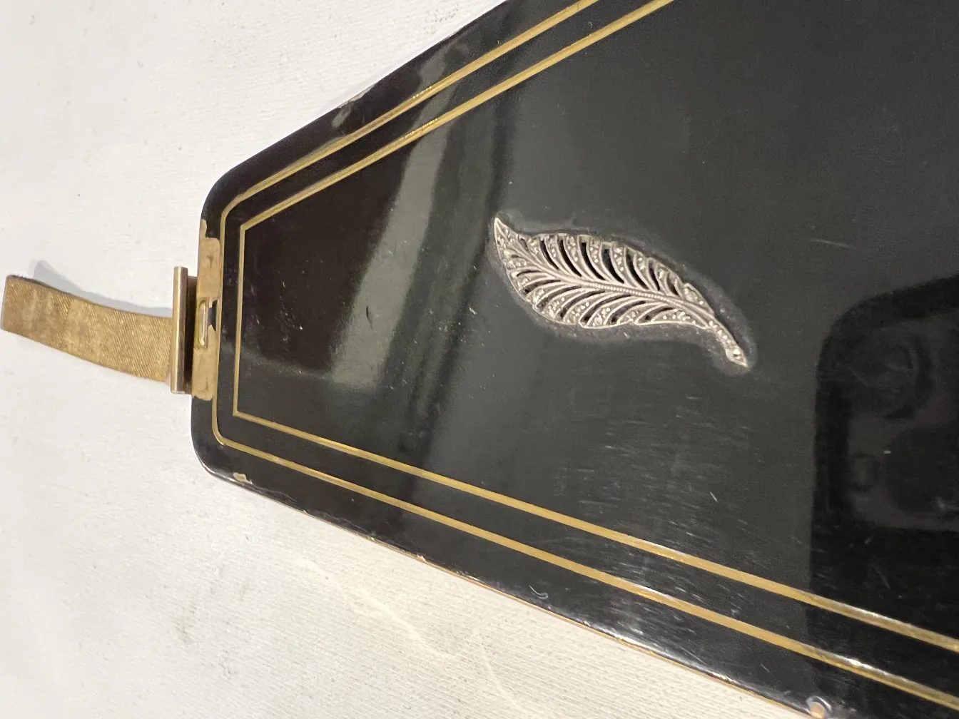 Antike Tasche mit Art Deco Design und Blattdekoration.