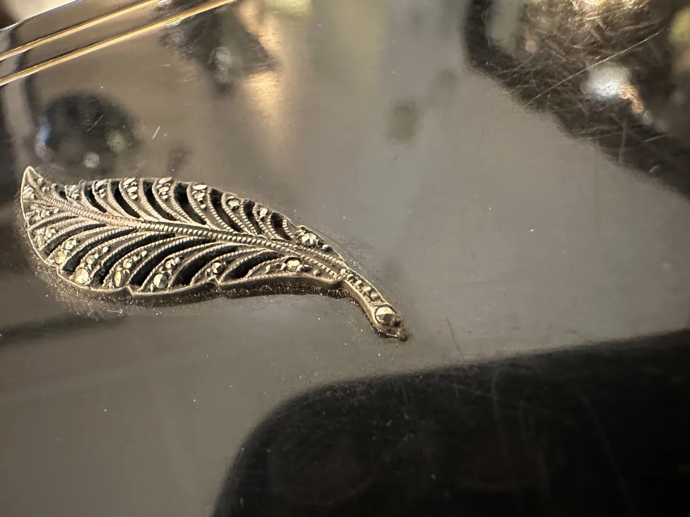 Antike Handtasche Art Deco mit Blätterdesign