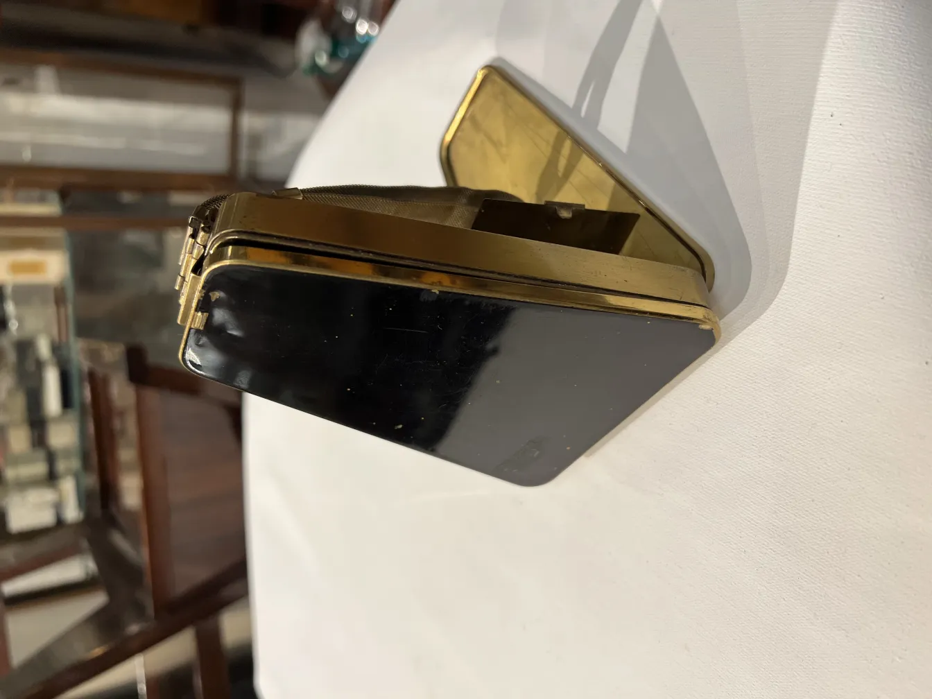 金と黒のディテールがある古いアールデコバッグ