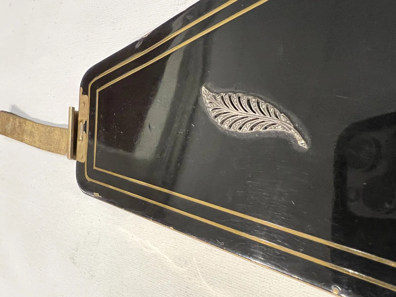 Sac ancien de style Art Deco, avec des détails en argent.