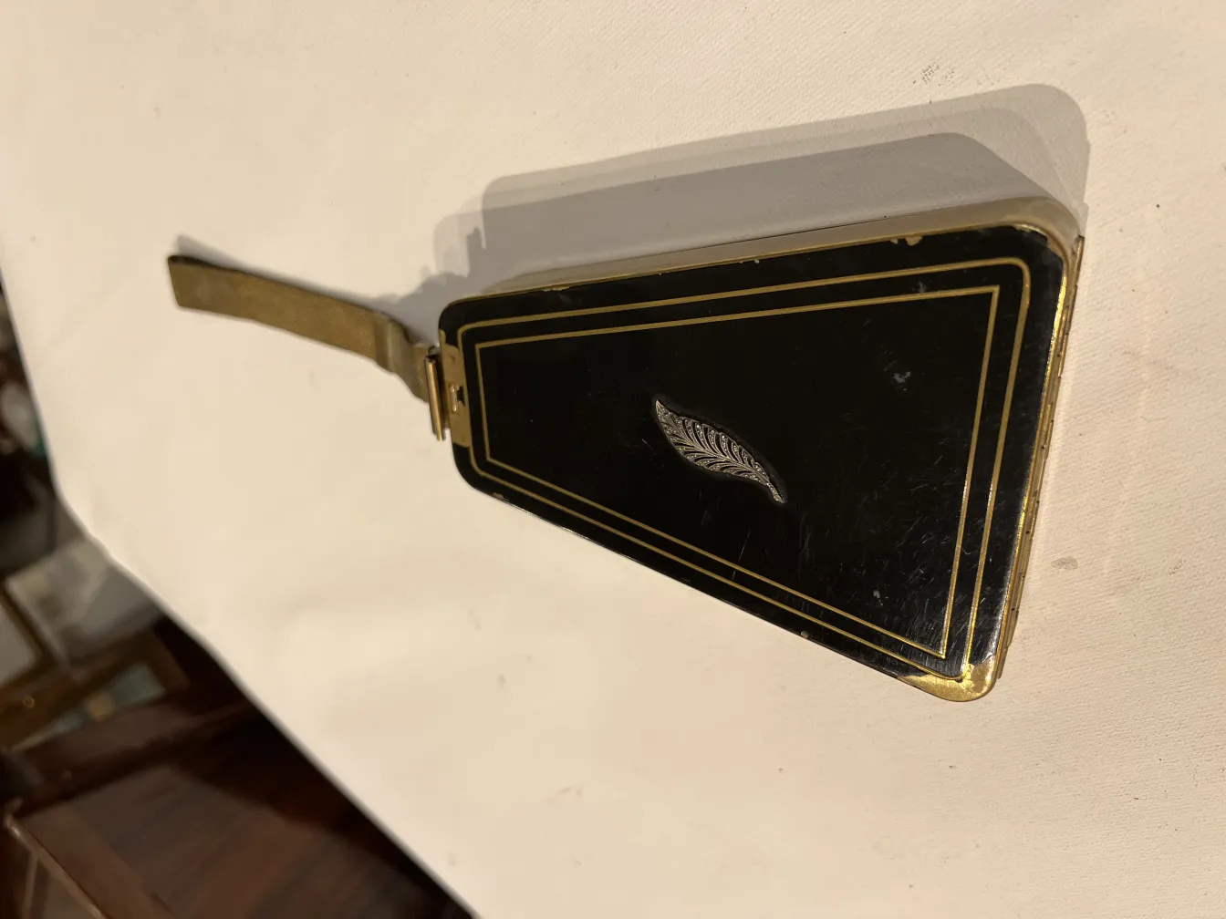 bolso antiguo art deco negro con diseño dorado y hoja