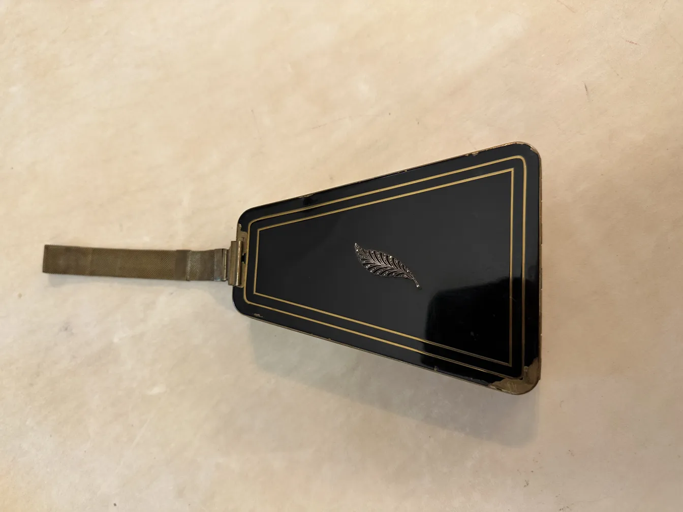 Borsa antica con design Art Deco, elegante e decorativa.