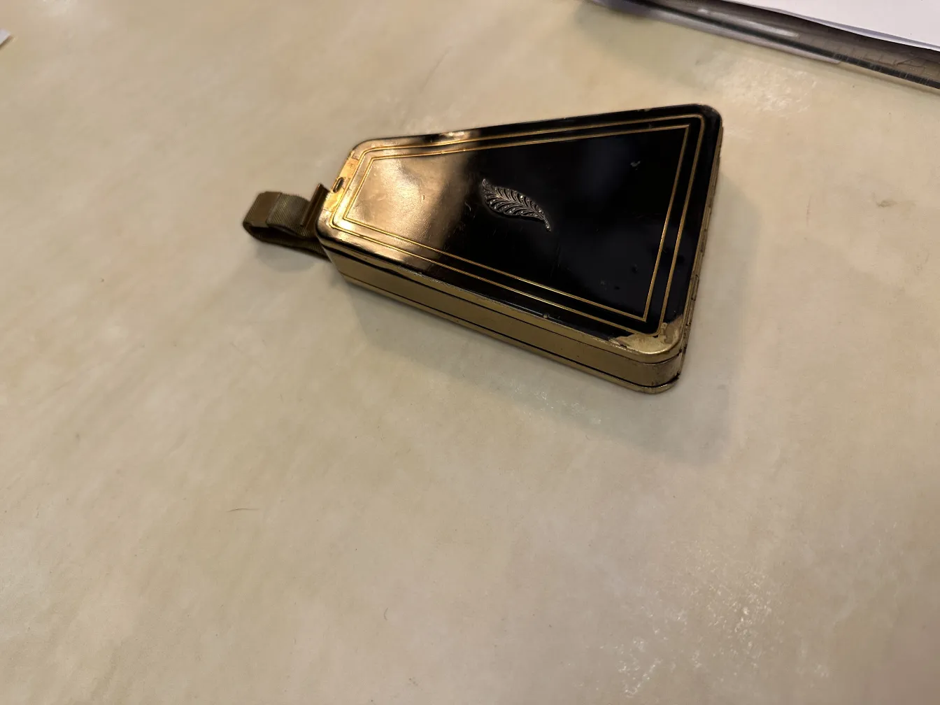 antike Handtasche im Art Deco Stil mit dekorativem Design