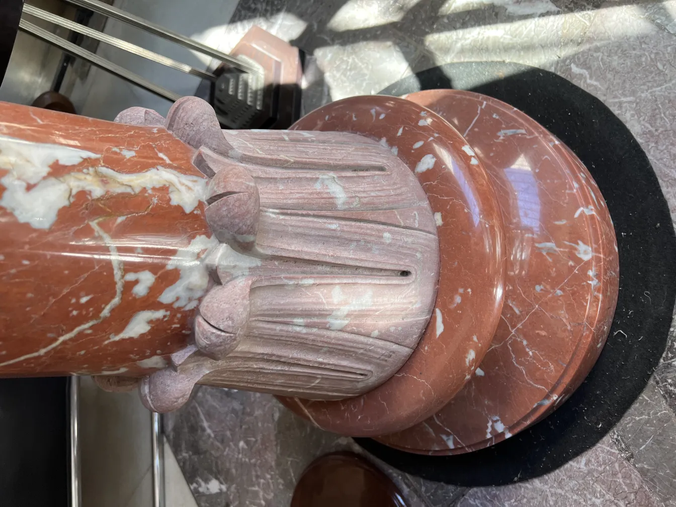 fontana decorativa antica con dettagli ornamentali