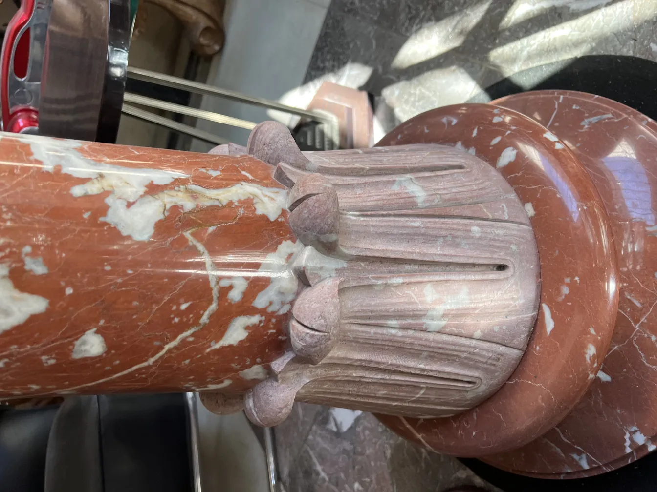 Antike Fontäne mit dekorativen Details im Art Nouveau-Stil