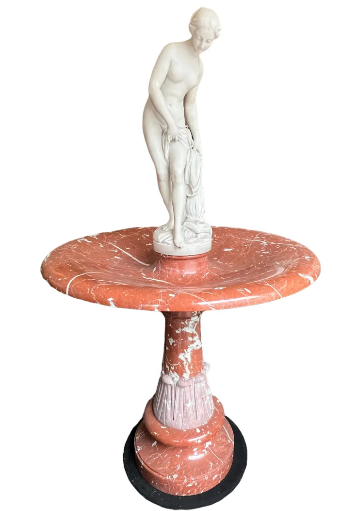 antiker brunnen im art nouveau stil mit dekorativer figur