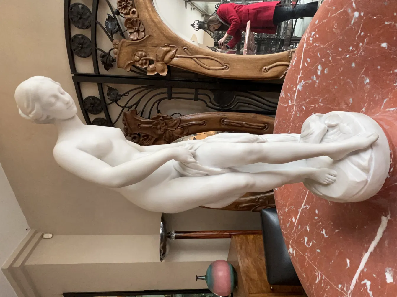 escultura antiga de fonte em forma humana decorativa