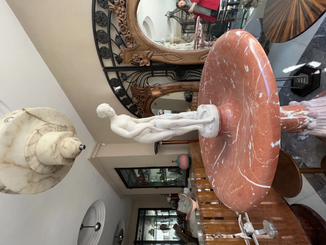 Fonte antiga art nouveau com figura estilizada em ambiente elegante