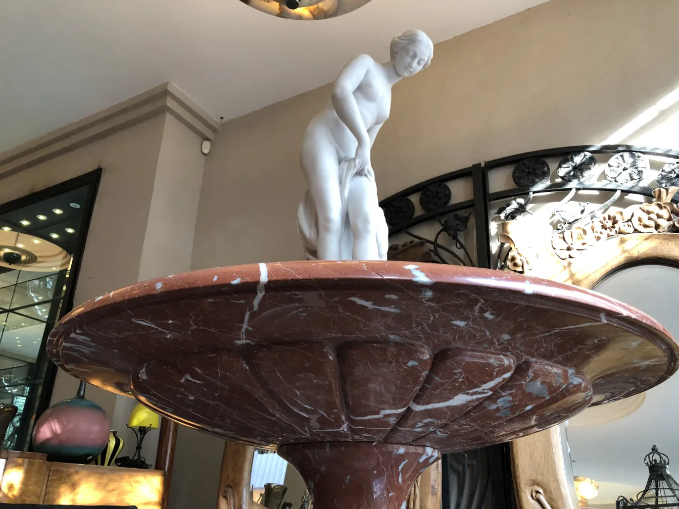 antiker brunnen im art-nouveau-stil mit skulptierter figur, elegantes ambiente