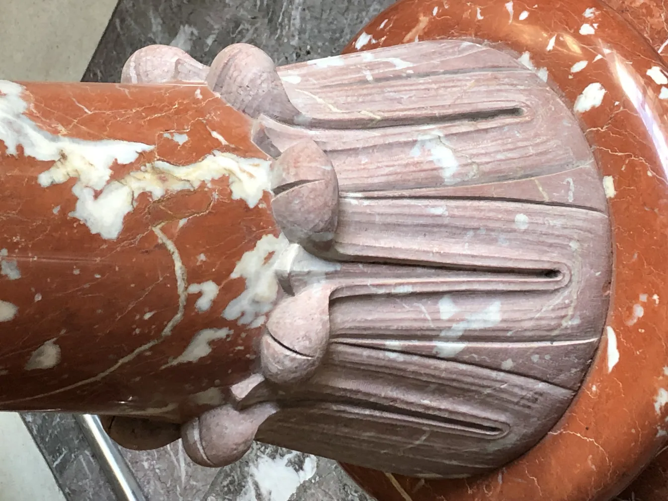 fontana antica con dettagli intricati in un ambiente elegante