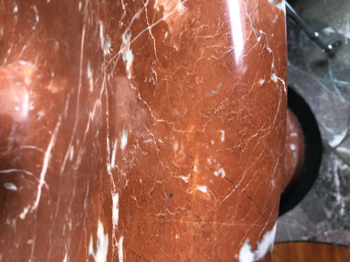 Fonte decorativa antiga em estilo Art Nouveau com detalhes únicos em ambiente clássico.