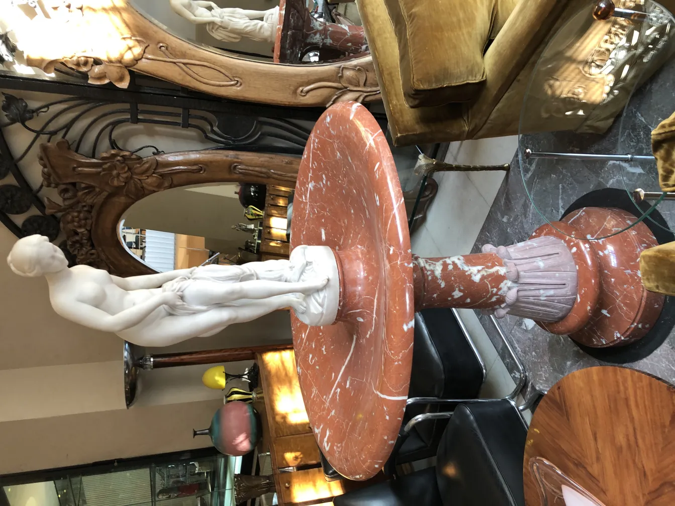 Elegante fontana antica con figura femminile in marmo.